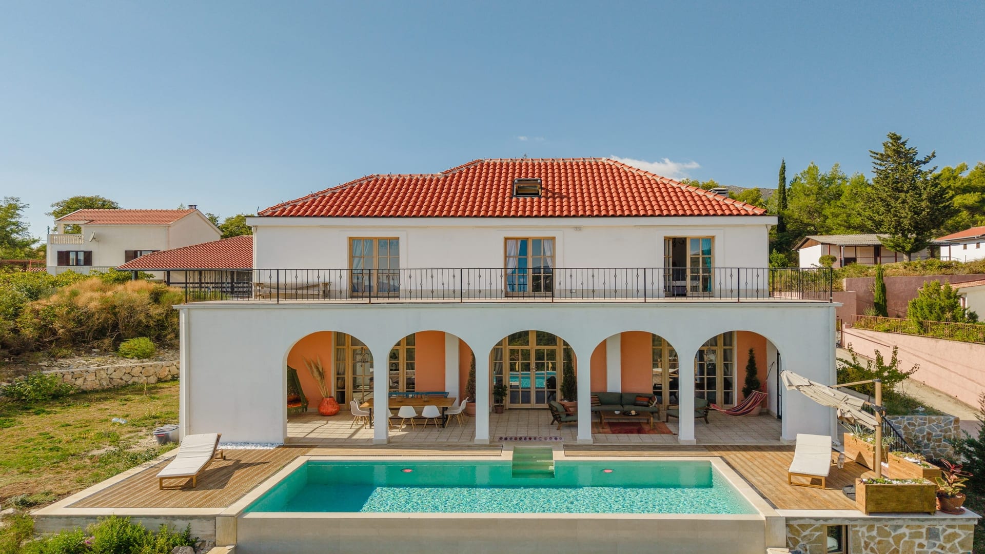 Contemporary three-bedroom Villa with sea view — photo 1 of 27