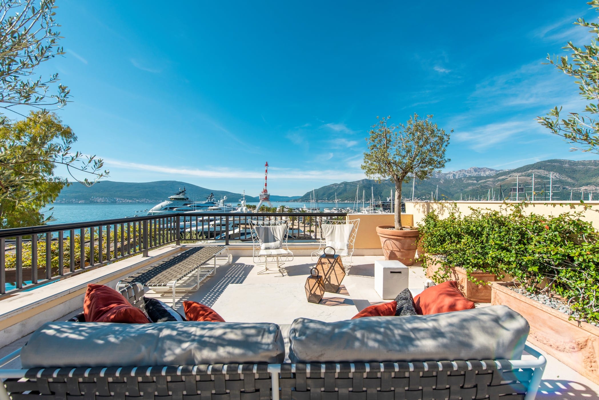 Dizajnerski trosoban stan u zgradi Teuta, Tivat, Porto Montenegro — fotografija 1 od 43