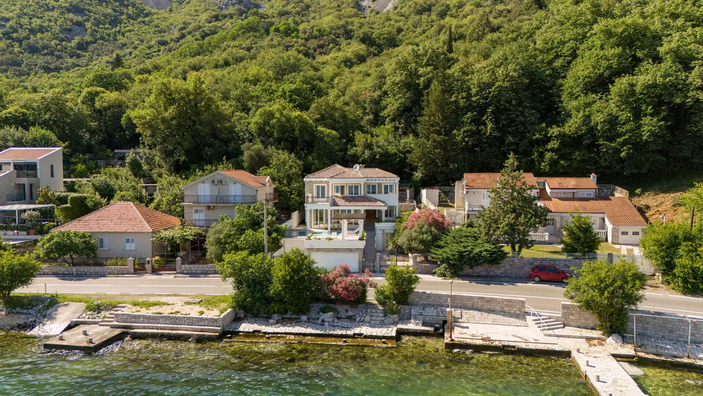 Современная вилла на первой линии от моря, Штрп, Котор. — фотография 1 из 34