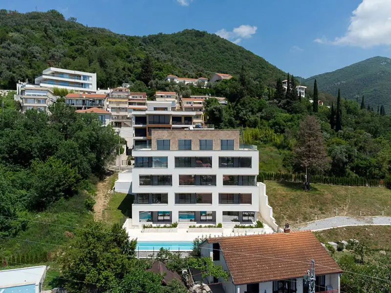 Двухкомнатная квартира-дуплекс с панорамным видом на море, Тиват — фотография 1 из 16