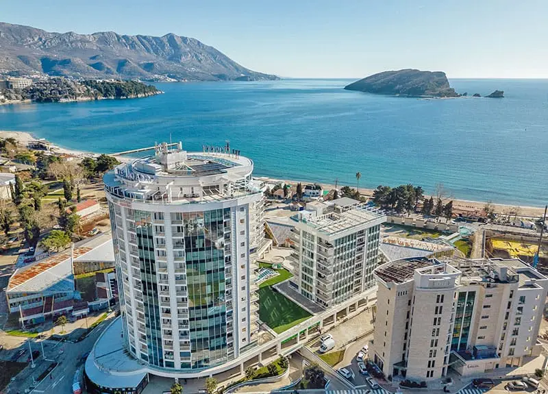 Меблированная однокомнатная квартира с большой террасой, Tre Canne Budva — фотография 1 из 20