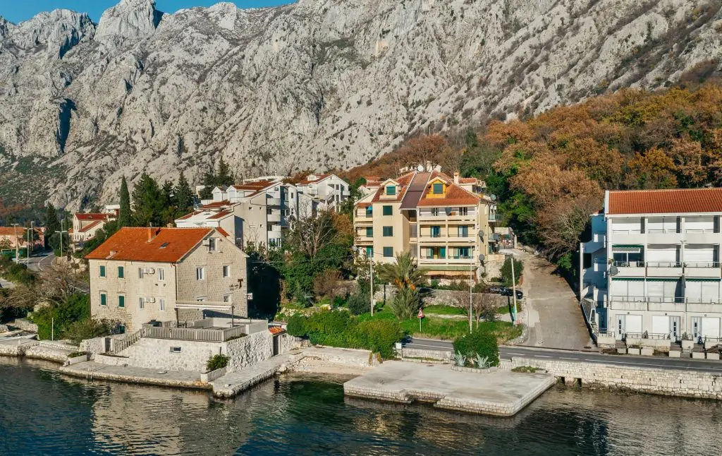 Трехкомнатная квартира с видом на море, Льюта, Котор. — фотография 1 из 15