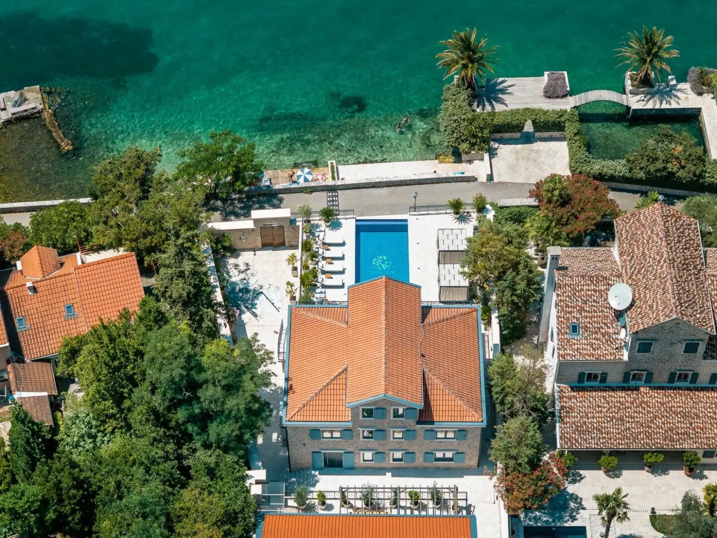 Камена вилла на первой линии до моря, Люта, Котор — фотография 1 из 43