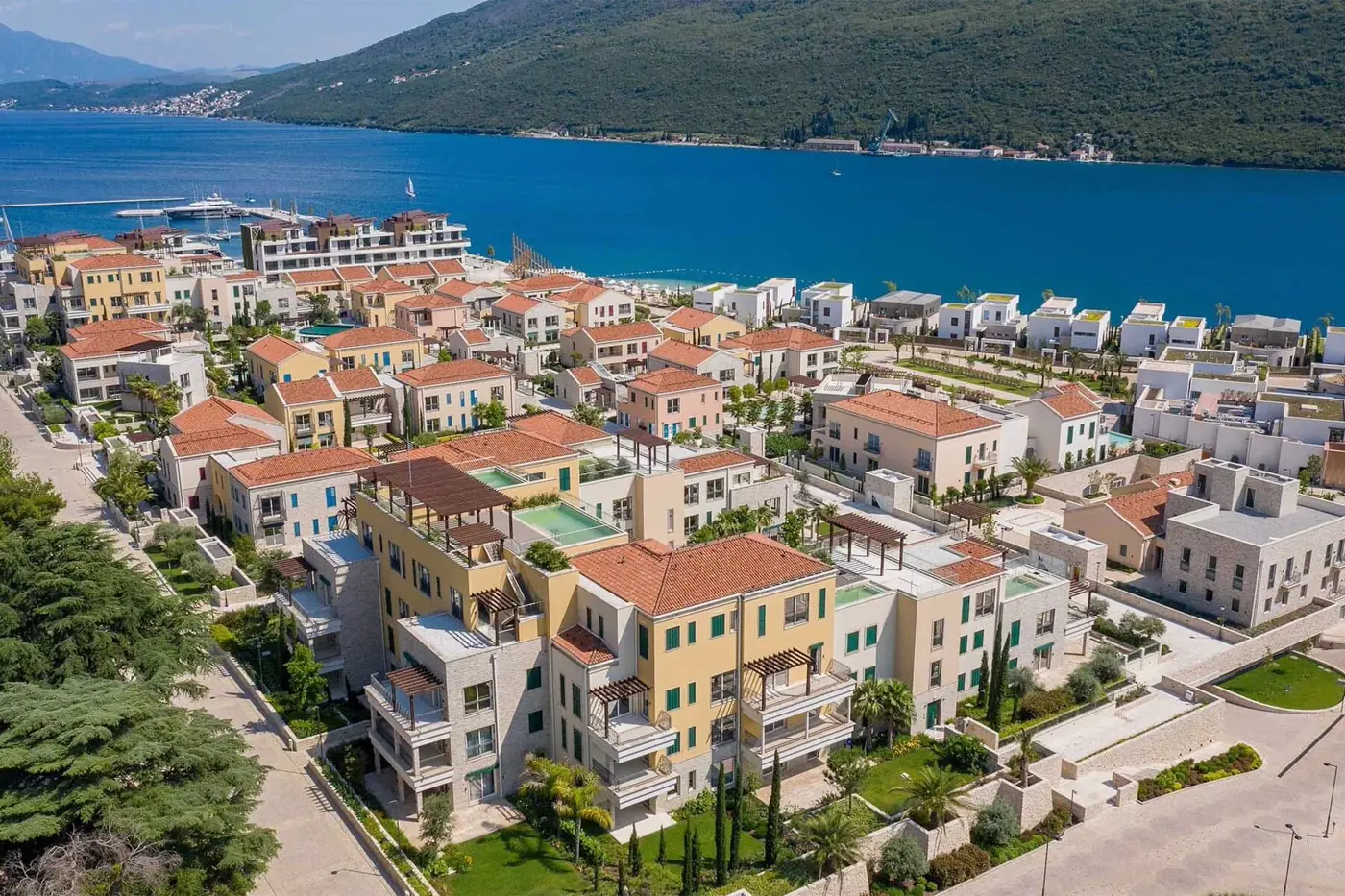 Роскошная двухкомнатная квартира в жилом комплексе Village Residences, Портонови, Герцег-Нови. — фотография 1 из 18