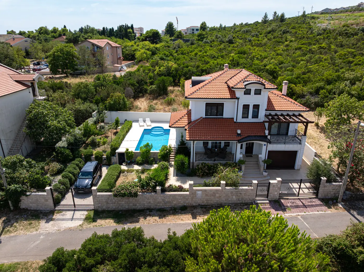 Очаровательная вилла с бассейном недалеко от комплекса Луштица Бэй, Радовичи, Тиват — фотография 1 из 25