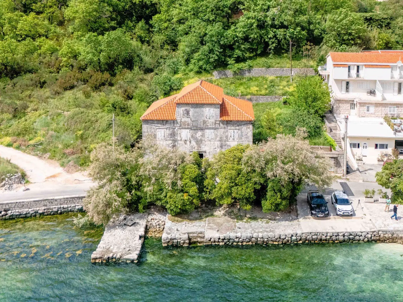 Каменная палата для реновации на первой линии у моря, Прчань — фотография 1 из 15