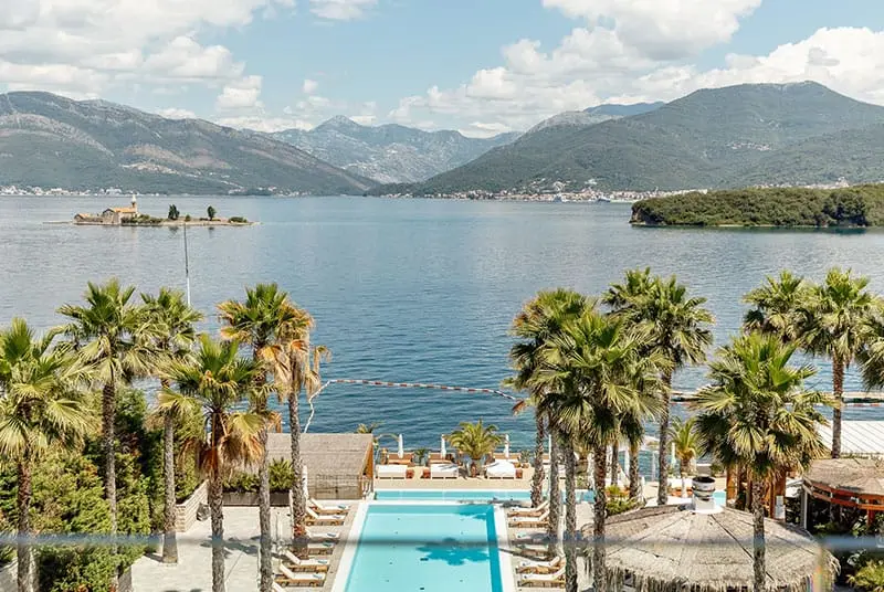 Эксклюзивная двухкомнатная квартира с видом на море, Nikki Beach, Тиват — фотография 1 из 18